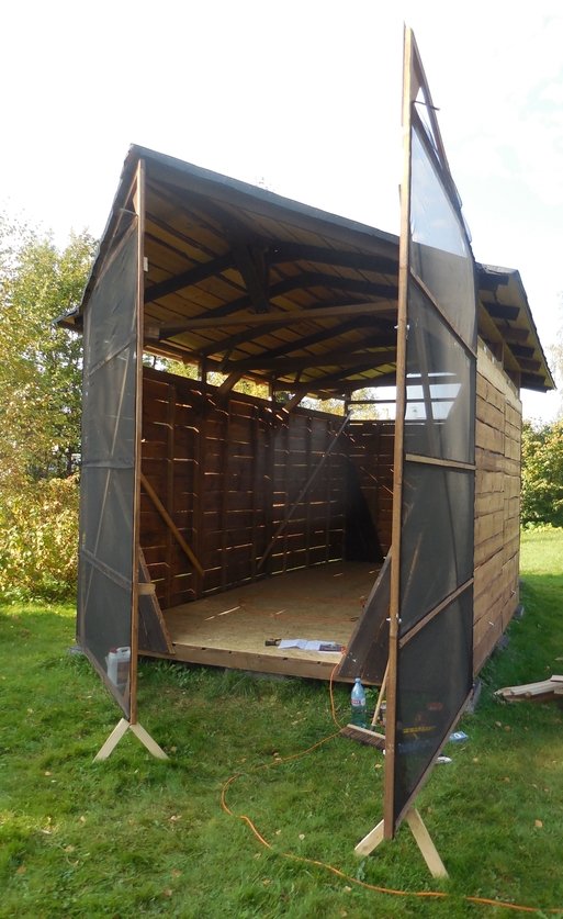 Boatshed’s fore view with the extended roof to cover the bow part ofthe boat