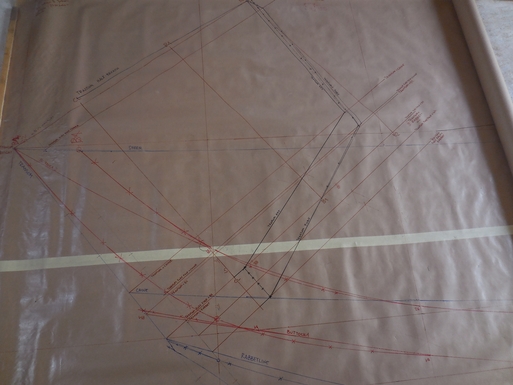 Completed transom expansion half-breadth including fore face measures (in black),aft profile (in blue) and profile buttocklines (red), lofting grid is in brown.Note the many mis-drawings because of too little labels at measuredlocations during batten-curving or mislabeling for not seeing the wholepicture in one go.