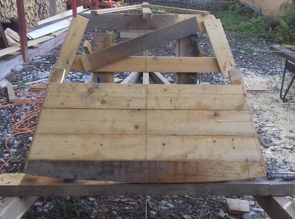 Aligning and fixing the stem to strongback, a look from the aft. Still some adjustments needed as the marked centerline cord on the strongback does not fit.